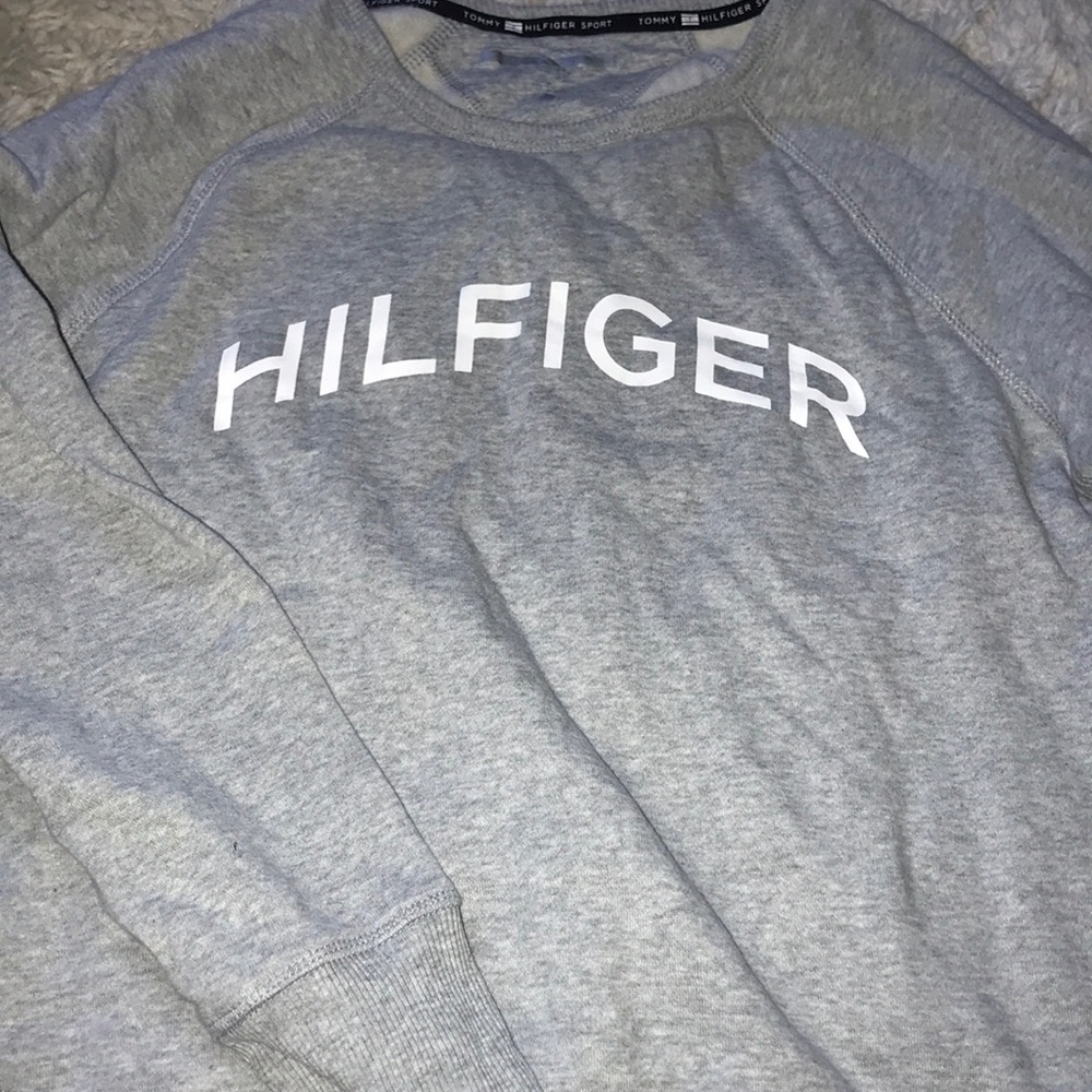Grey Tommy Hilfiger crewneck!
